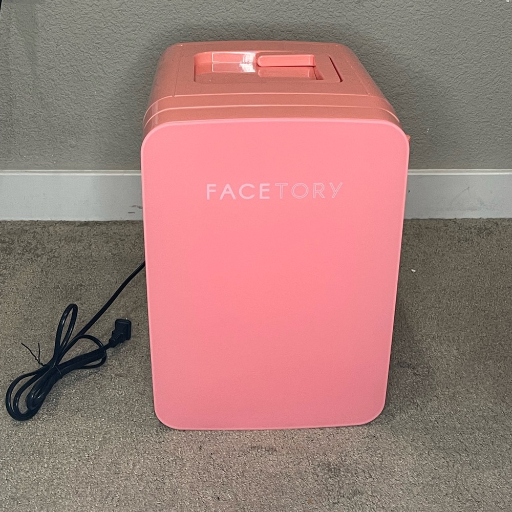 FACETORY Mini Fridge